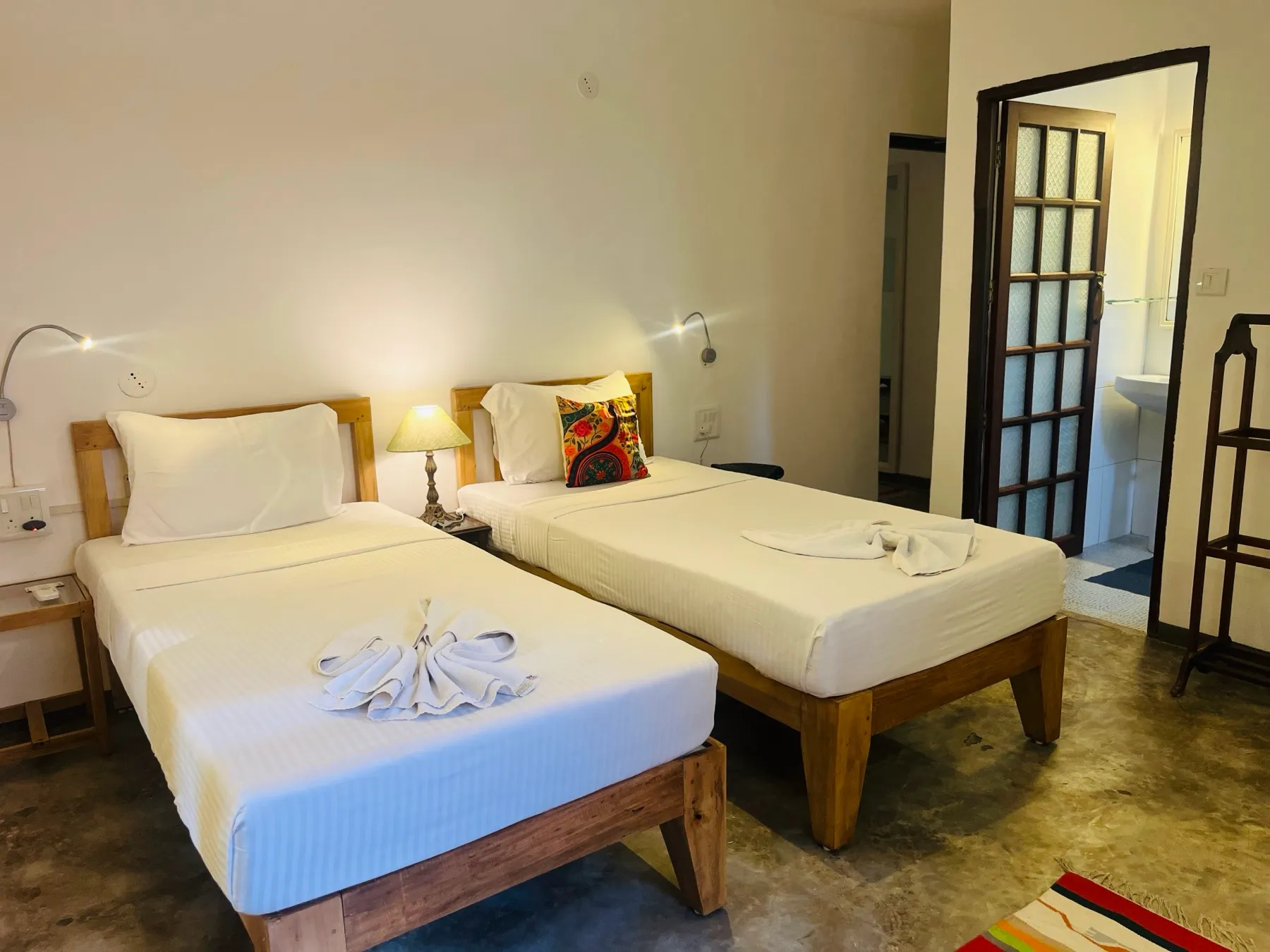 Twin-bed room with en-suite bathroom at Cavala, Baga