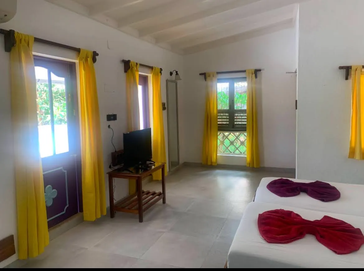 Bright room with sunny drapes and en-suite at Cavala, Baga
